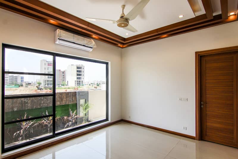 01 Kanal Slightly Used Well Maintained Like Brand New Most Elegant Bungalow For Sale In DHA Phase-3 Near To Park 4