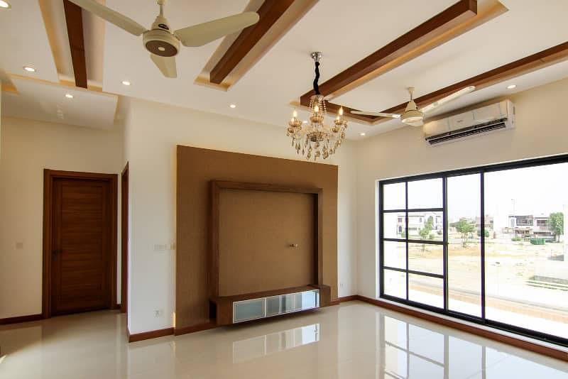 01 Kanal Slightly Used Well Maintained Like Brand New Most Elegant Bungalow For Sale In DHA Phase-3 Near To Park 16