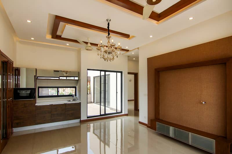 01 Kanal Slightly Used Well Maintained Like Brand New Most Elegant Bungalow For Sale In DHA Phase-3 Near To Park 17