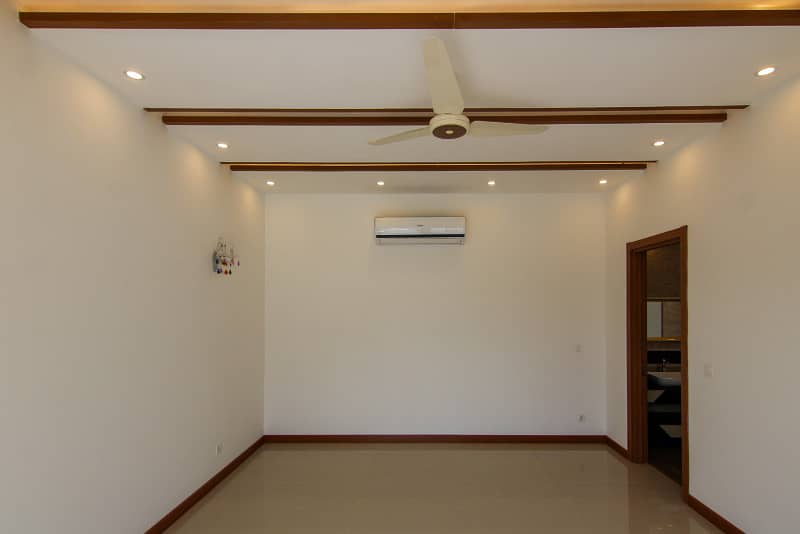 01 Kanal Slightly Used Well Maintained Like Brand New Most Elegant Bungalow For Sale In DHA Phase-3 Near To Park 22