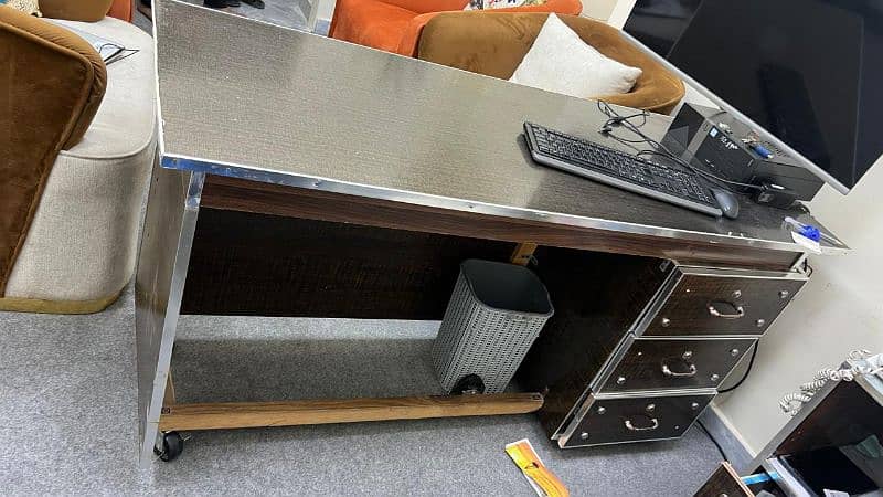 Executive Table in good condition. Executive style Luxury Table 5