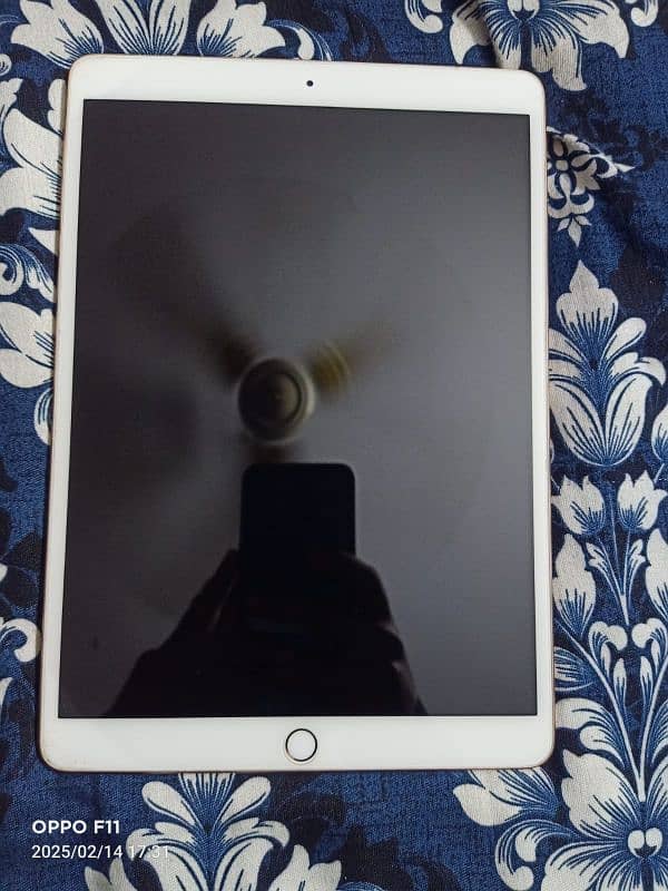 Ipad Air 3 64GB With Box And Charger 0