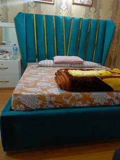 Bed set dressing and side table