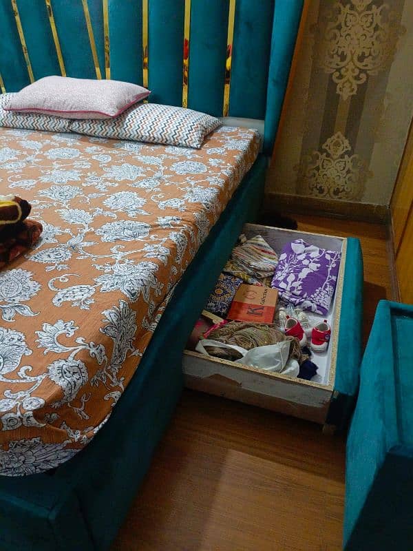 Bed set dressing and side table 3