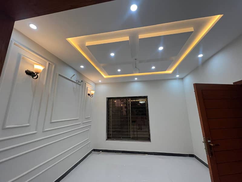 125 SQ yards Ali block villa for sale visit possibltiy 9