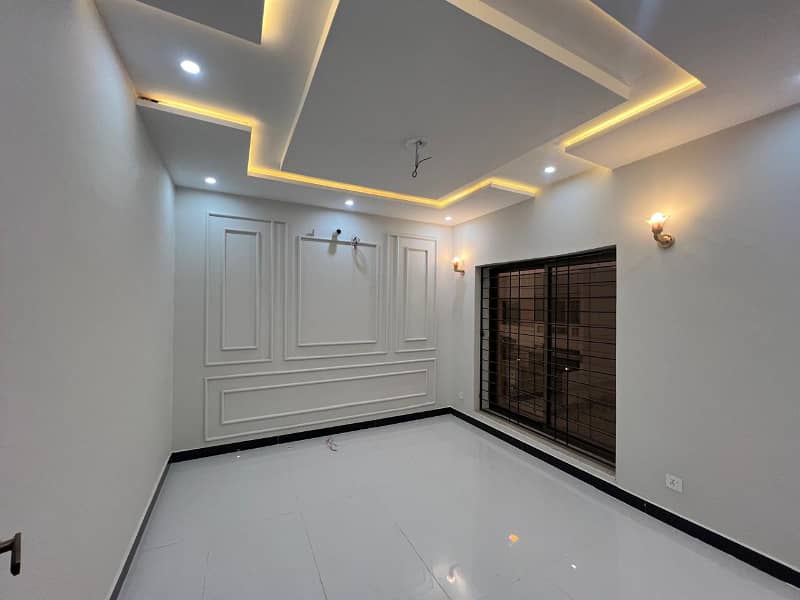 125 SQ yards Ali block villa for sale visit possibltiy 11