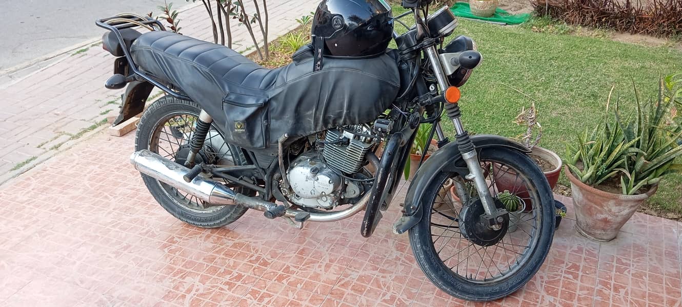 Suzuki GS 150 2014 1