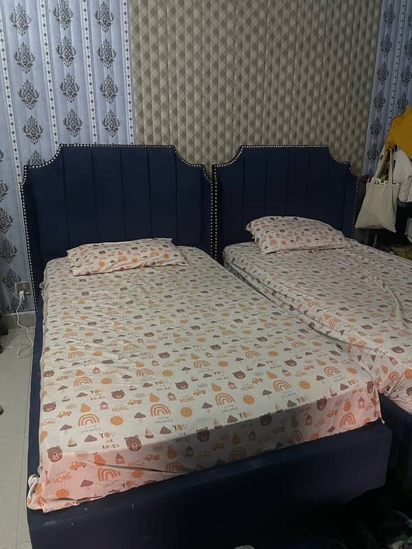 2 single bed with center table 0