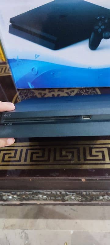 Playstation 4 Slim jailbreak 1 tb with Box 4