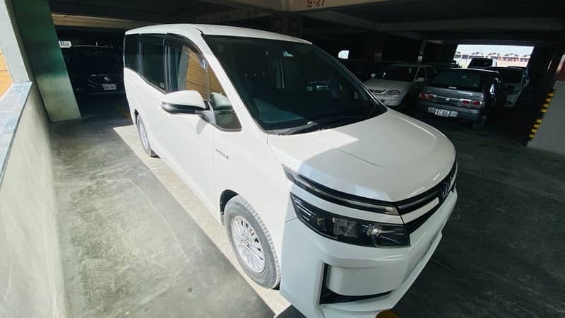 Toyota Voxy Hybrid X 2