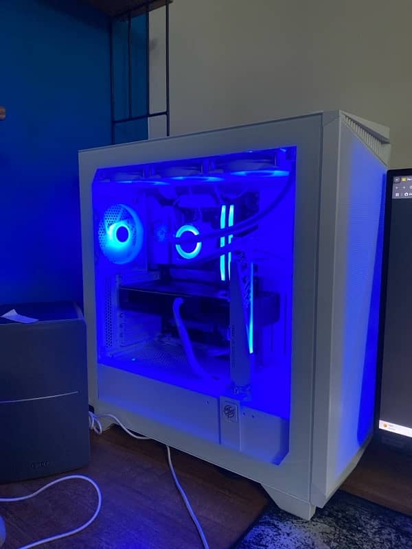 MSI White Gaming PC Ryzen 9 9900X RTX 4070 Super 0