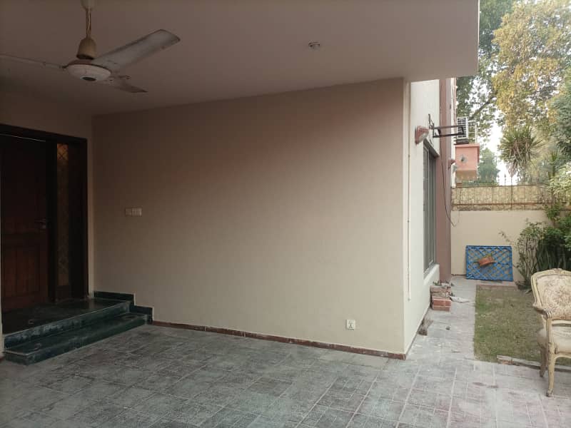 4 Beds Villa 10 Marla Ideal Location House for Sale in DHA Phase 8 Lahore in Low Price 7