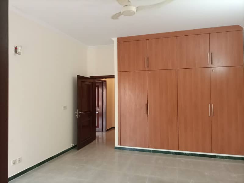 4 Beds Villa 10 Marla Ideal Location House for Sale in DHA Phase 8 Lahore in Low Price 25