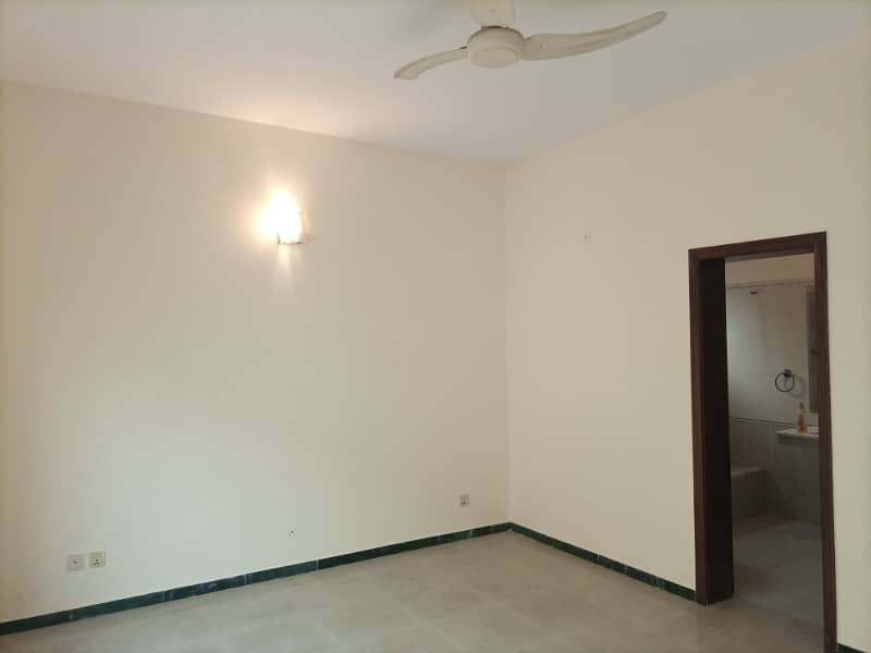 4 Beds Villa 10 Marla Ideal Location House for Sale in DHA Phase 8 Lahore in Low Price 31