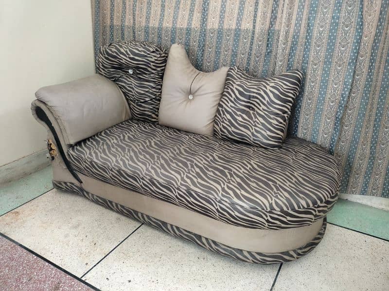 one qaleen and three seater sofa 3