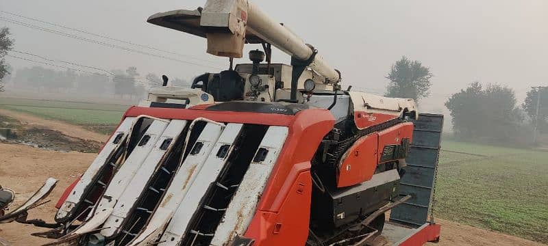 Kubota AR 90 AERO STAR Combine Harvester Working in Rice Field 2