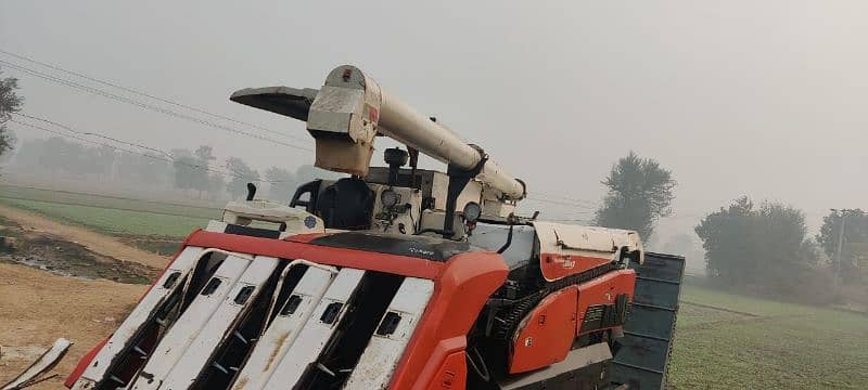 Kubota AR 90 AERO STAR Combine Harvester Working in Rice Field 3