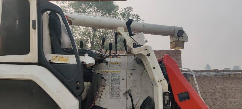 Kubota AR 90 AERO STAR Combine Harvester Working in Rice Field 5