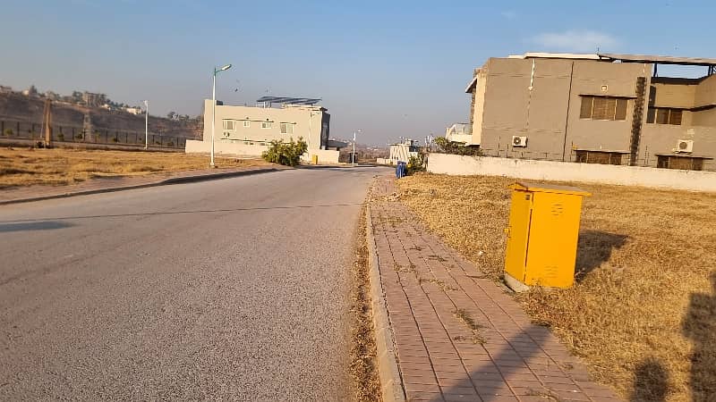 1 Kanal Plot On Prime Location Of Sector A Bahria Town Phase 8 4