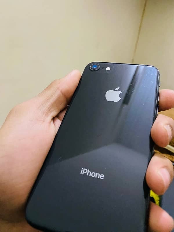 Iphone 8 (64gb) 10/9 Glass Crack ha But Totally Work and Genuine 2