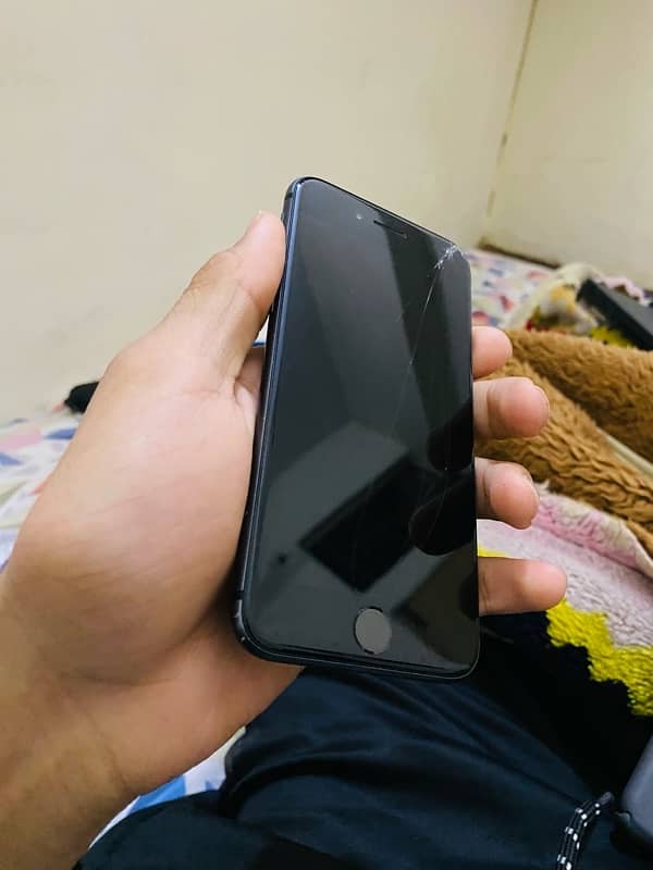 Iphone 8 (64gb) 10/9 Glass Crack ha But Totally Work and Genuine 4