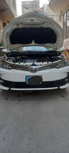 Toyota Corolla GLI 2019 super white colour