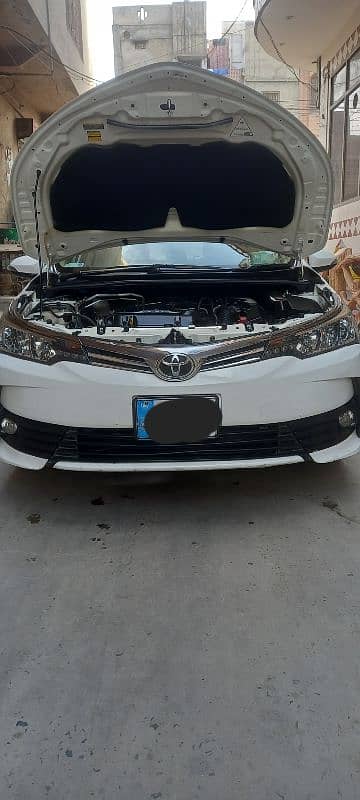 Toyota Corolla GLI 2019 super white colour 0