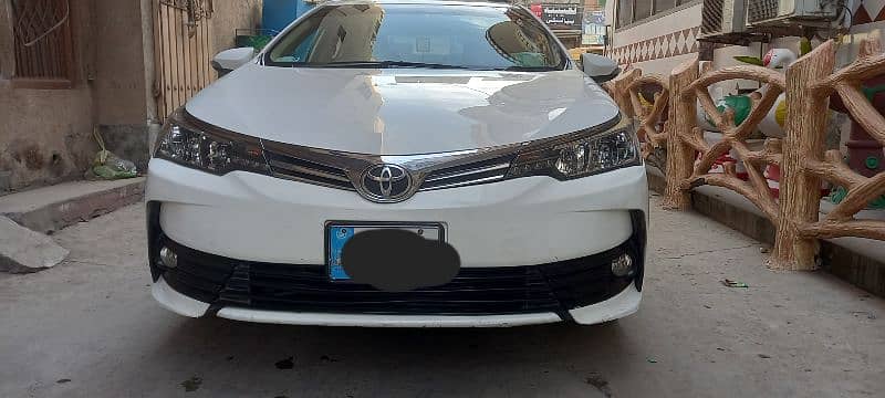 Toyota Corolla GLI 2019 super white colour 2