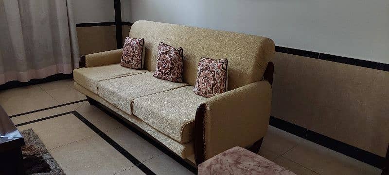 5 Seater Almost New Sofa 0