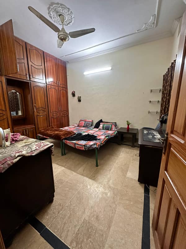 Vip portion for rent on vip location ayub colony kyani street 2bed tv lounge drawing room dayining room 3bath kichan car parking space available pani bijli gas sab available miters totally separate 1