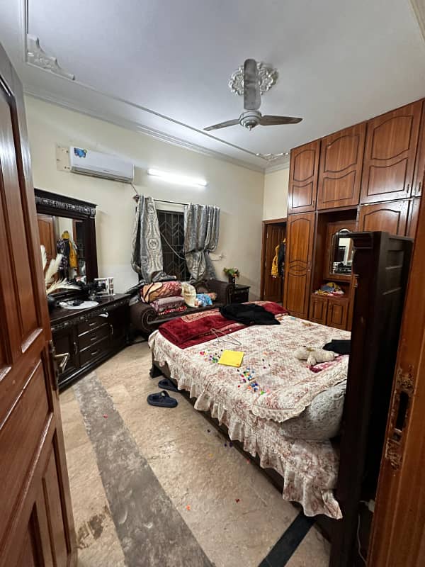 Vip portion for rent on vip location ayub colony kyani street 2bed tv lounge drawing room dayining room 3bath kichan car parking space available pani bijli gas sab available miters totally separate 3