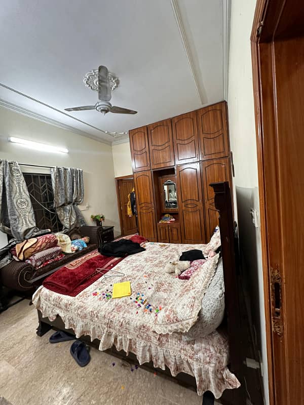 Vip portion for rent on vip location ayub colony kyani street 2bed tv lounge drawing room dayining room 3bath kichan car parking space available pani bijli gas sab available miters totally separate 5