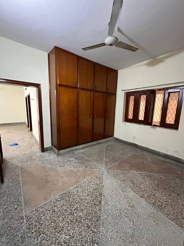 Portion for rent location jan calony 2bed tv lounge drawing room dayining room 3bath kichan car parking space available pani bijli gas sab available 1