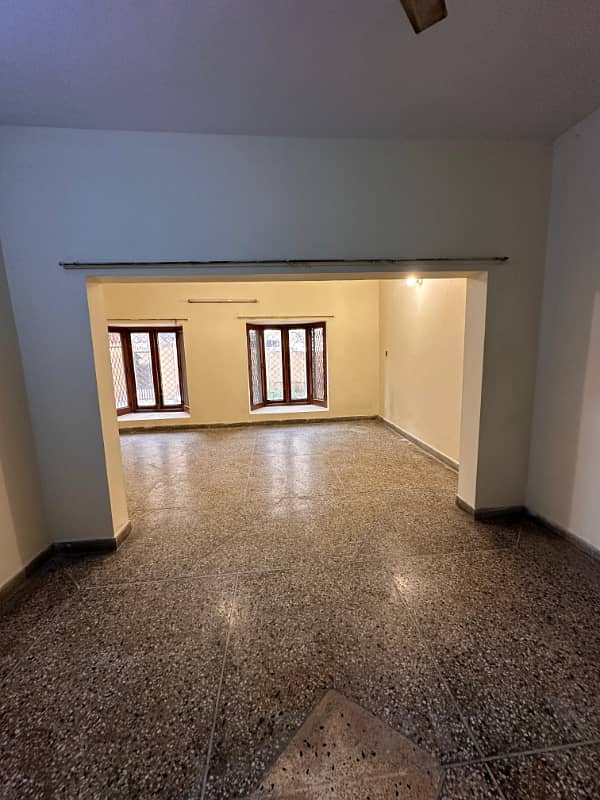 Portion for rent location jan calony 2bed tv lounge drawing room dayining room 3bath kichan car parking space available pani bijli gas sab available 5