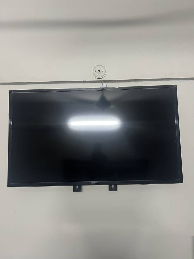 Samsung 40 inch Smart led tv with Tv Stand 0