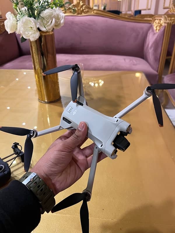 Dji Mini 3 pro with 5 bettries . new condition 1