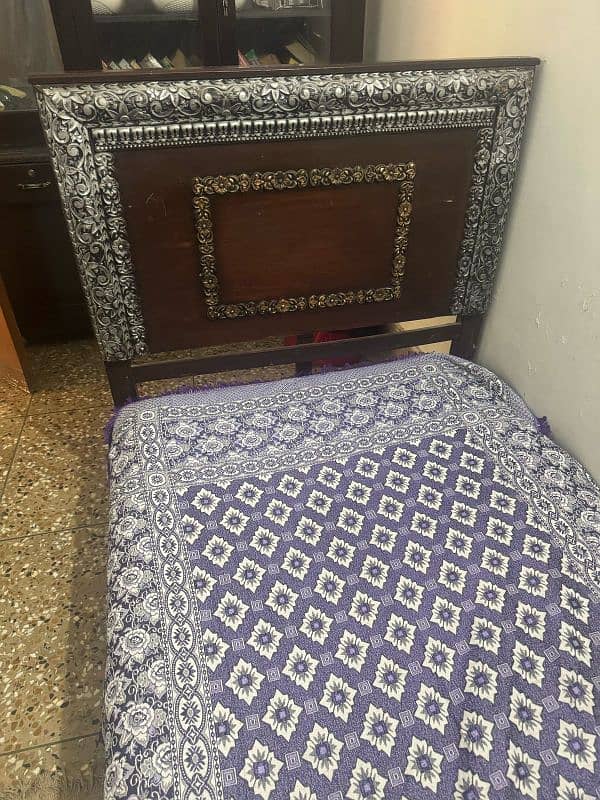 Urgent For sale 2 beds only bed no metres 2