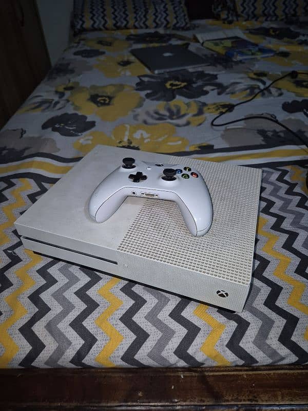 Xbox One S 512GB with 2 controllers 0