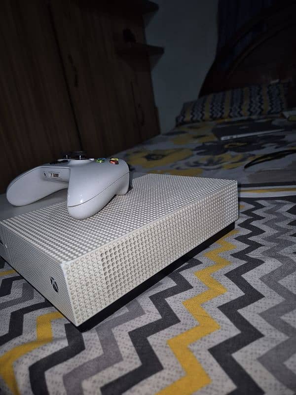 Xbox One S 512GB with 2 controllers 1