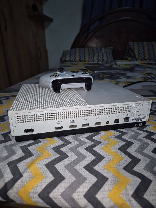 Xbox One S 512GB with 2 controllers 2