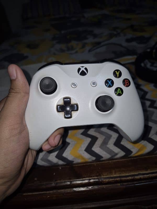 Xbox One S 512GB with 2 controllers 3