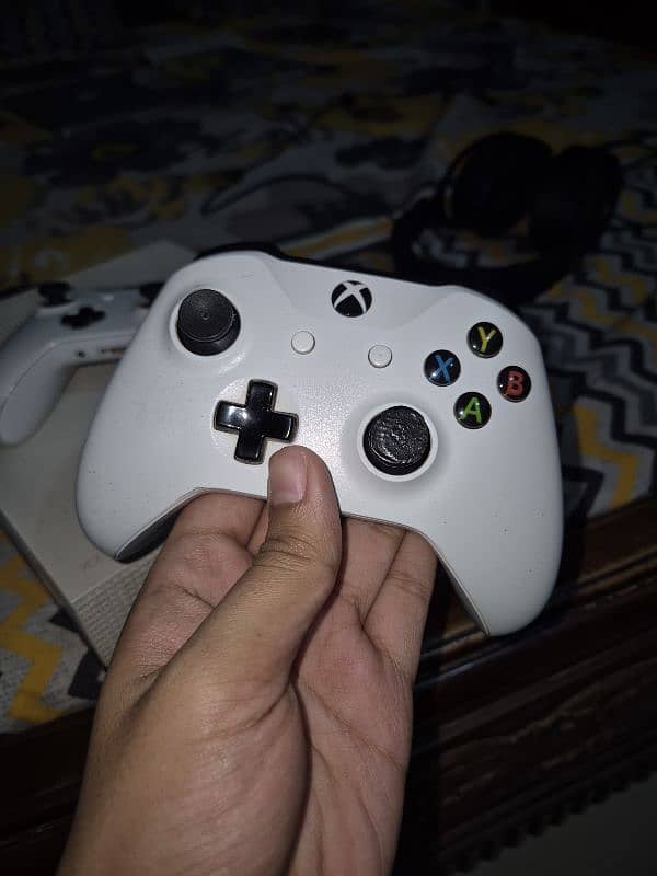 Xbox One S 512GB with 2 controllers 5