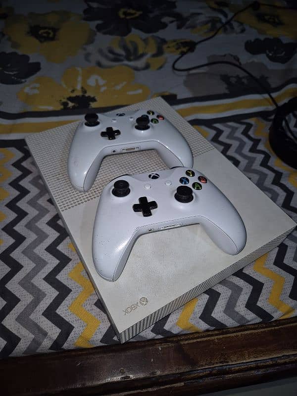 Xbox One S 512GB with 2 controllers 7