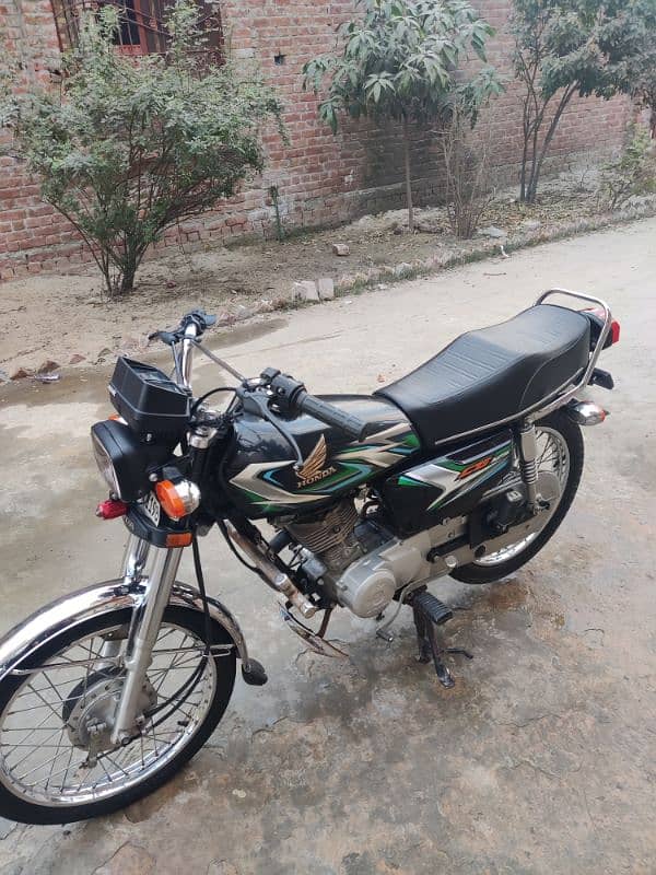 Honda 125  model 23 black colour 1