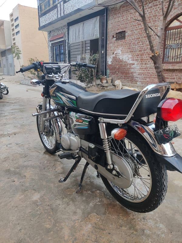 Honda 125  model 23 black colour 2