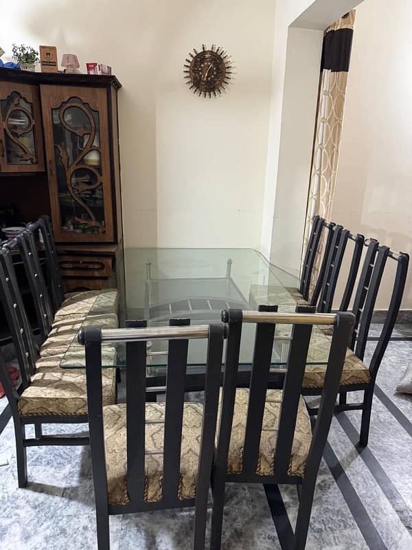 Dining Table in good Condition 3