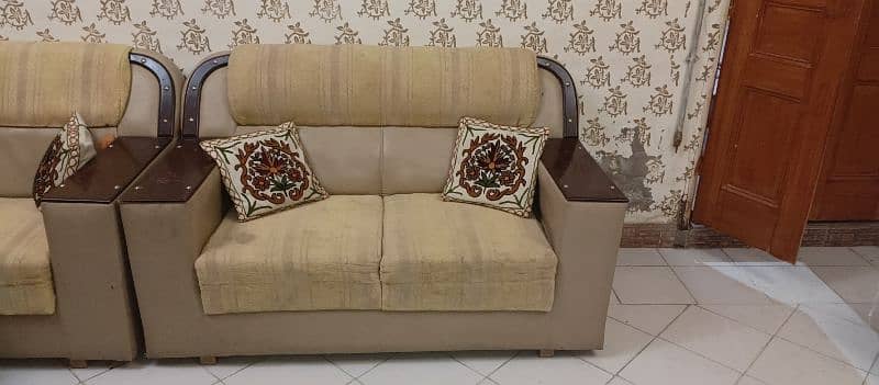 6 seater sofa set available 2