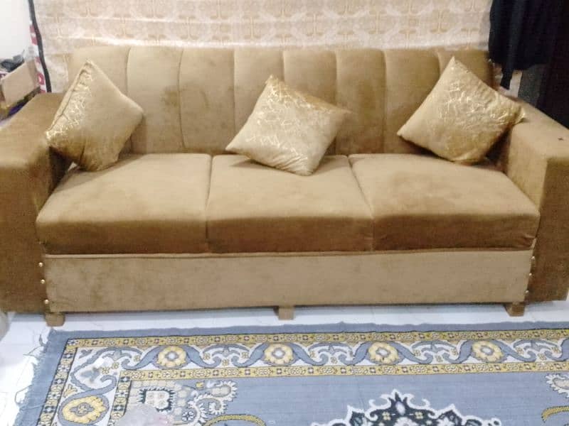 2 week use sofa set available almost nhi bilkil new condition 1