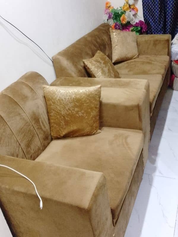 2 week use sofa set available almost nhi bilkil new condition 2