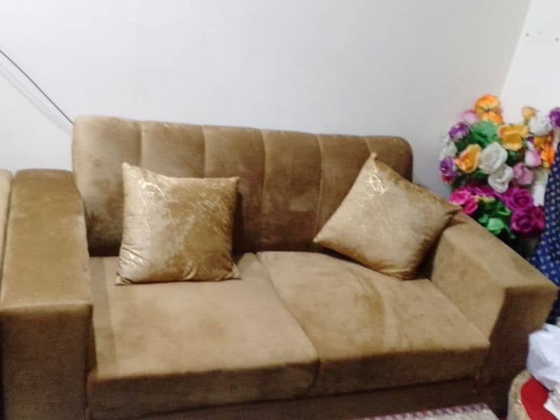 2 week use sofa set available almost nhi bilkil new condition 4